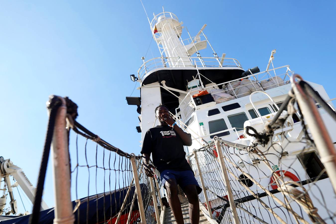 El buque &#039;Open Arms&#039; llega al puerto de Crinavis, en San Roque, con 87 inmigrantes